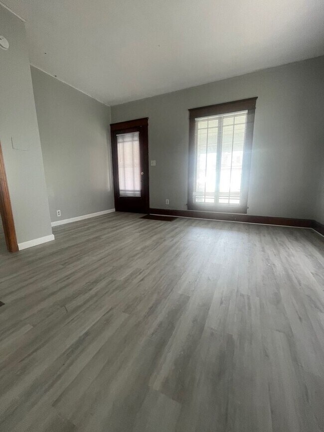 Building Photo - **New Flooring!** Jackson Street House for Rent!