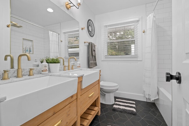 Hallway Bath - 3415 Pinehill Rd