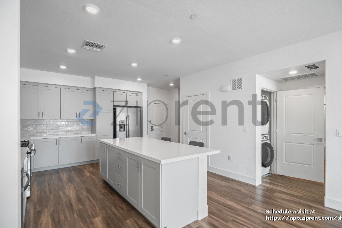 Building Photo - 5925 Charlotte Dr