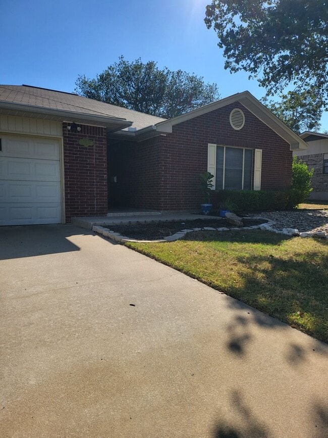 Building Photo - FOR LEASE!!