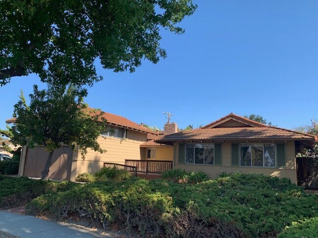Building Photo - Spacious house with hardwood, handicap ramps, pet friendly, large garden with fruit trees
