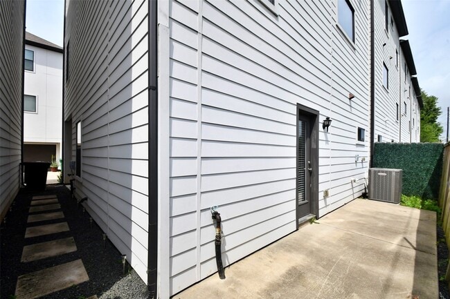 Building Photo - 1146 Wycliffe Dr