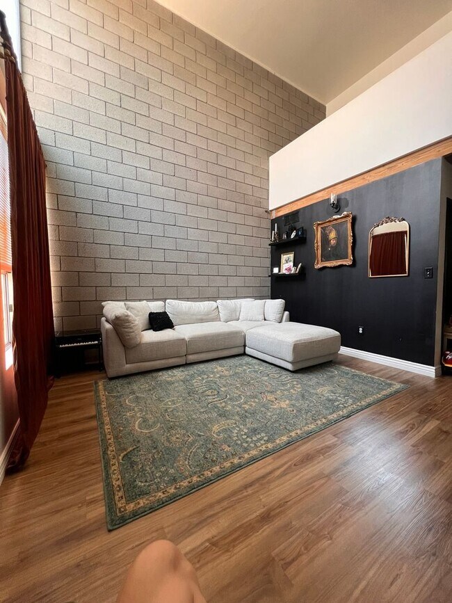 Building Photo - Modern Downtown Loft – Walkable, Stylish, ...
