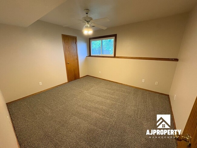 Building Photo - 2208 S Larch Ave