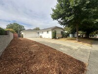 Building Photo - 3 Bedroom 2 Bathroom Home with Pool