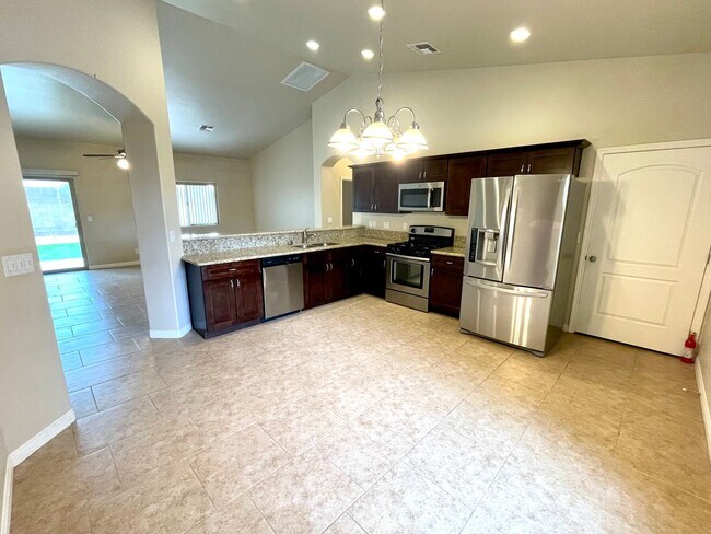 Building Photo - Beautiful 3 Bedroom Home in Hualapai Shadows! *HOME IS CURRENTLY OCCUPIED, PLEASE DO NOT DISTURB ...