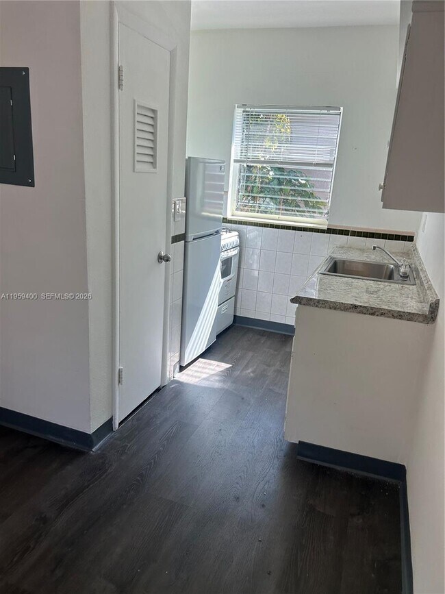 Building Photo - 8220 Byron Ave