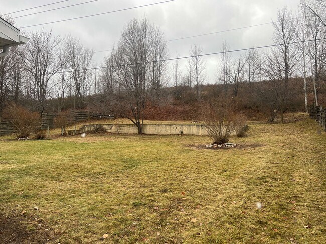 Building Photo - 10571 Center Rd