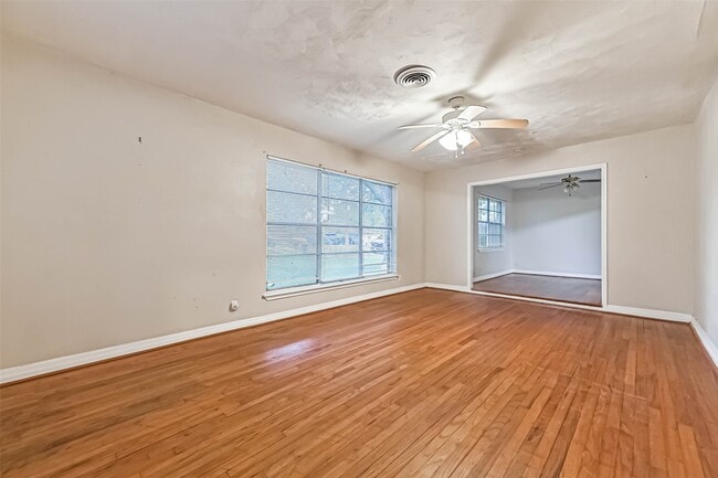 Building Photo - 6425 N Ridgecrest Dr