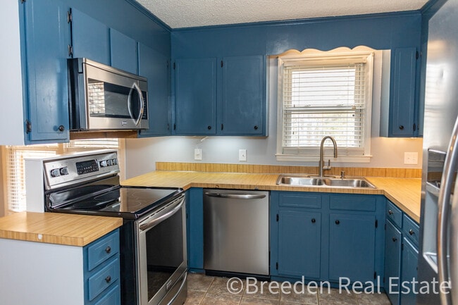 Building Photo - 160 Crump St