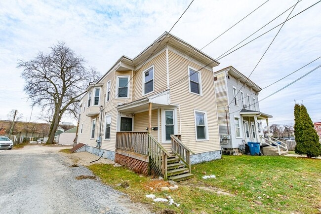 Building Photo - Bright Upper Two Bedroom Unit! Recently Remodeled!