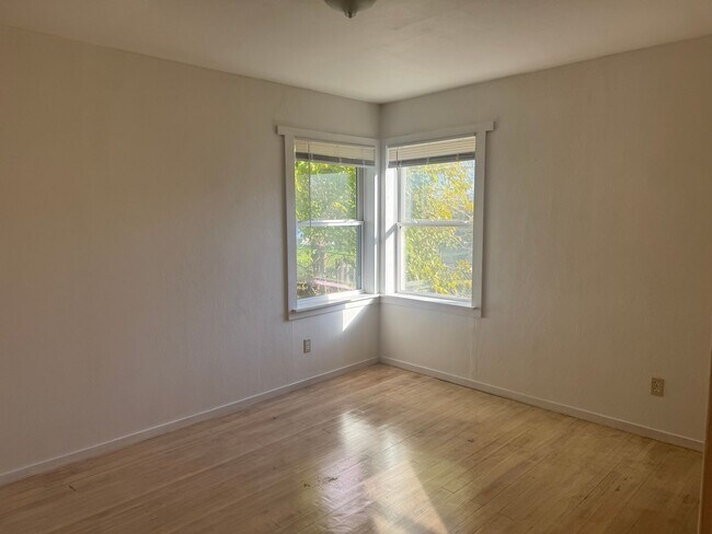 Building Photo - 3/2 Huge Yard and Garage