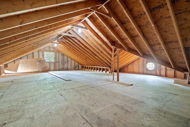 Building Photo - 5 Bed / 2 Bath Tudor Revival in Central Co...