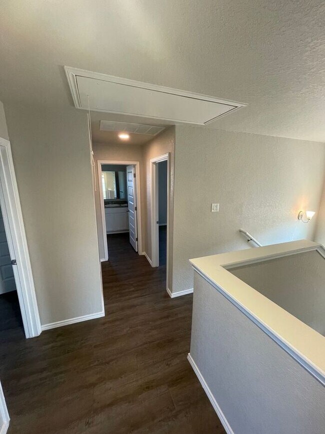 Building Photo - Don't Miss This Spacious 4-Bed, 2-Bath Home Available Now in Scott's Hollow!