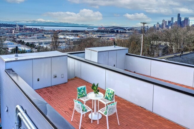 Building Photo - 2Bd/2Ba Seattle Townhouse