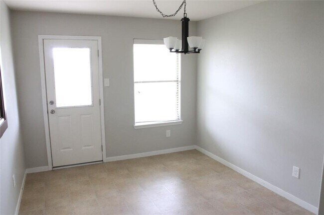 Building Photo - 2710 Sandberry Dr