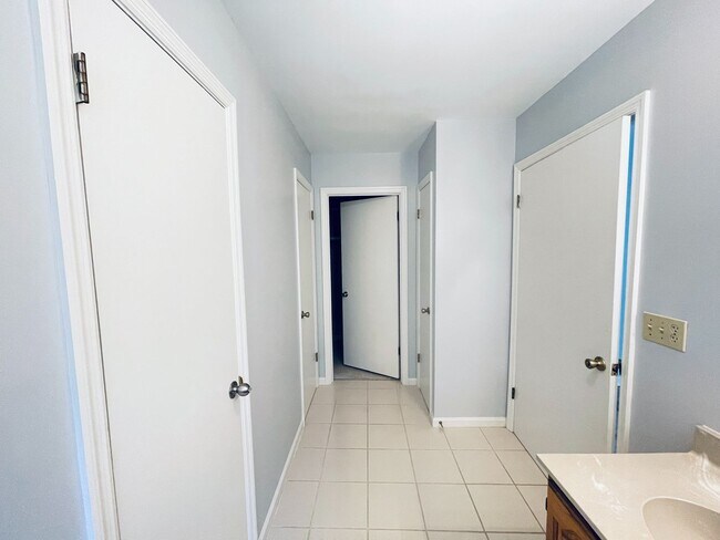 Building Photo - 2-Bedroom Townhouse with Garage & Pool on ...
