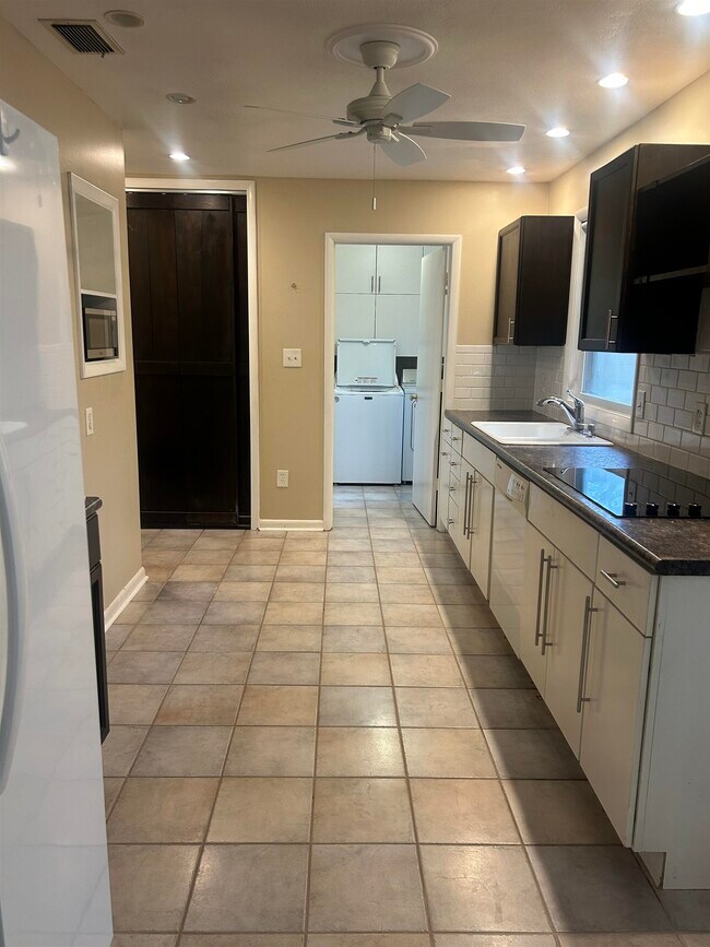 Building Photo - 7585 Skipper Ln