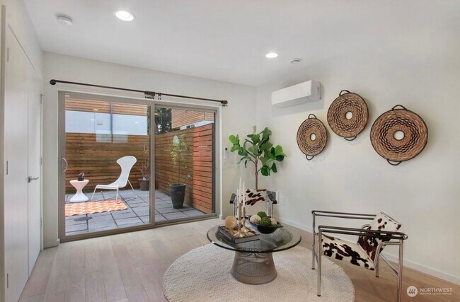 Building Photo - Welcome Home Modern Townhome in Georgetown