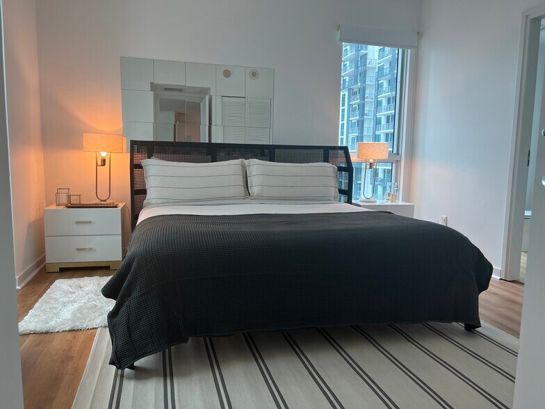 Building Photo - 300 S Biscayne Blvd