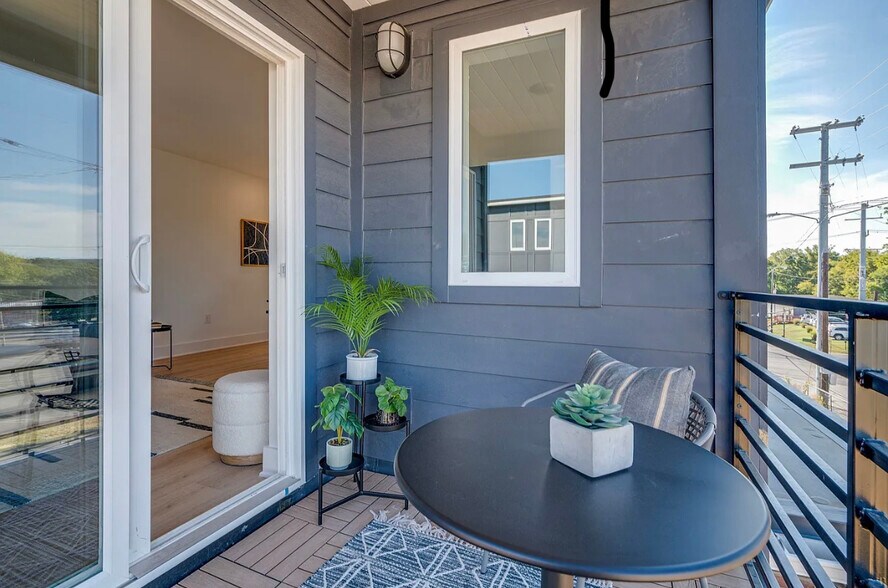 Patio - 102 Duke St