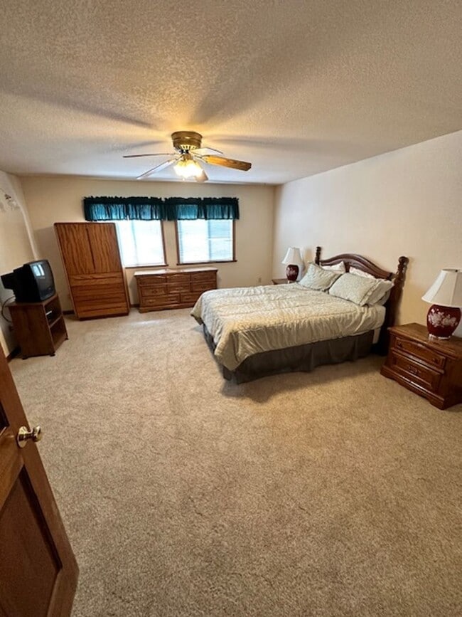 Building Photo - Great 4BD home for $4000.00 available on 4/19/26 for a seasonal lease!! Call today!!