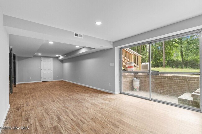 Building Photo - 450 Crestview Rd