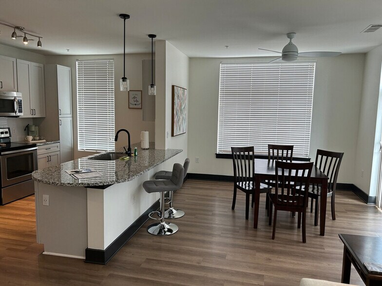 Building Photo - 401 W Trade St