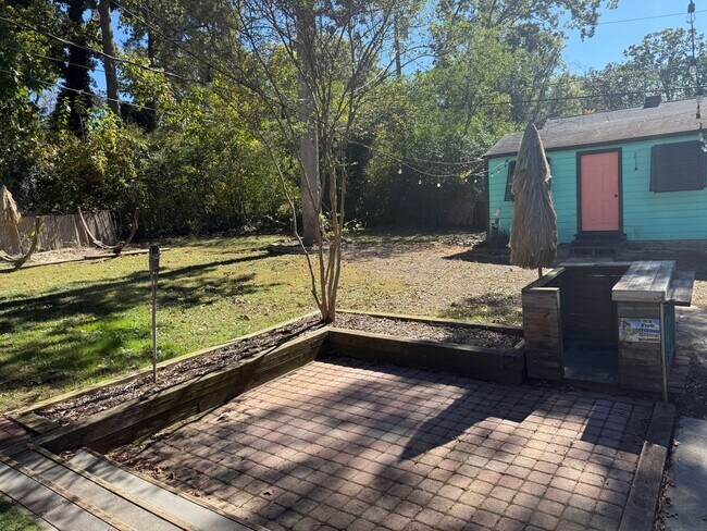 Building Photo - Spacious 3 Bedroom Convenient to Downtown High Point!