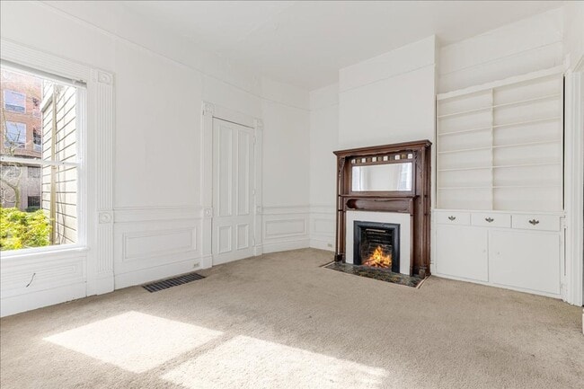 Building Photo - Quaint 2 Bedroom 1 Bath Apartment in Vintage Victorian Style Home!