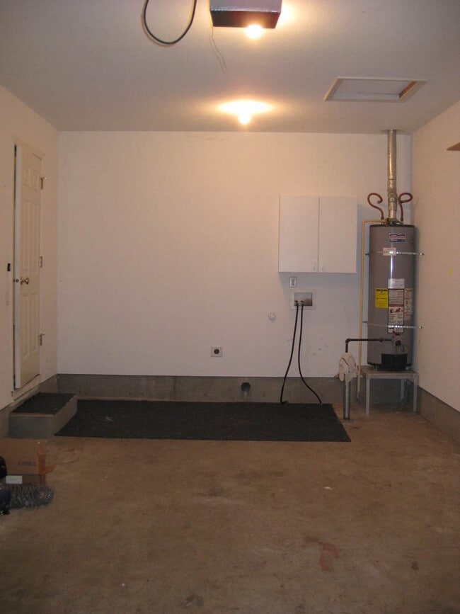 Building Photo - 3 Bedroom 2 Bath Duplex at the end of a Cul-De-Sac