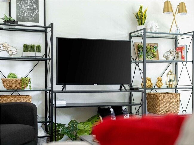 Building Photo - 352 W 5th St