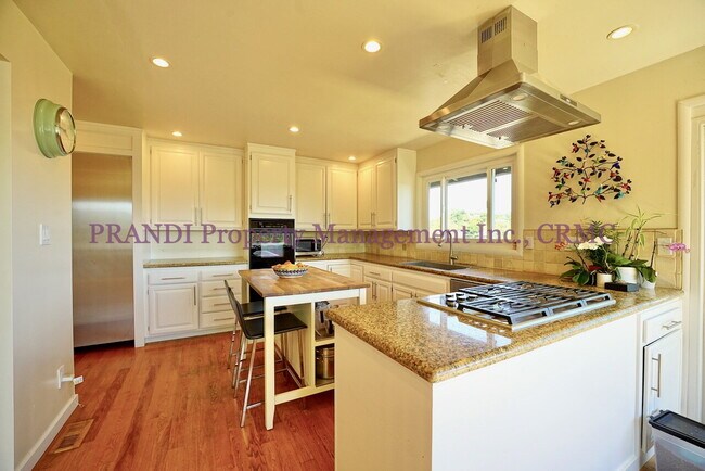 Building Photo - Spacious Greenbrae View Home with Privacy ...