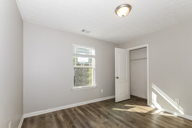 Building Photo - 3901 Alderwoods Dr