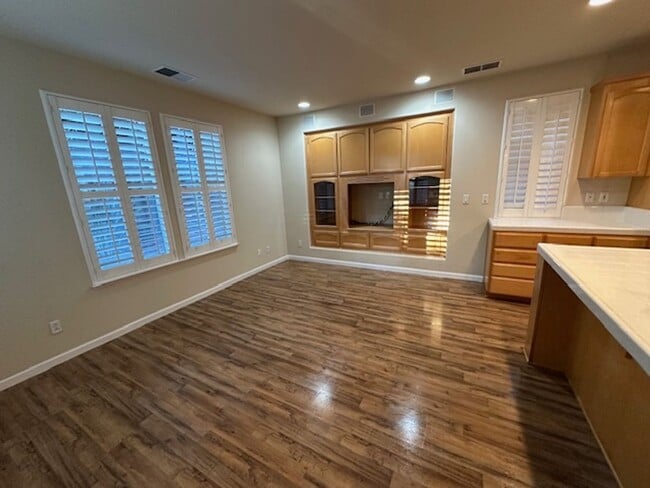 Building Photo - Spacious 4-Bedroom, 2.5-Bathroom Home, Fre...