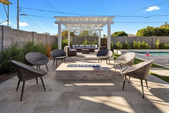 Building Photo - COMING SOON! Fully Furnished 3 Bedroom 3 Bathroom Home in Old Town Scottsdale