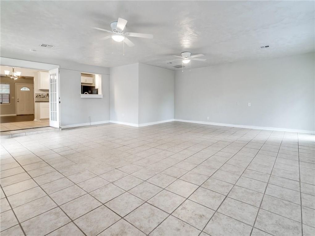 Building Photo - 2215 Beverly Hills St