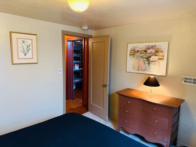 Building Photo - Furnished One Bedroom Near Hospitals