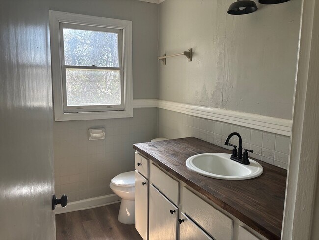 Building Photo - 1108 Warren St