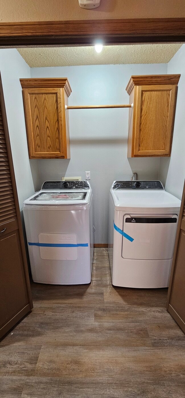 Building Photo - 8660 Brookside Cir