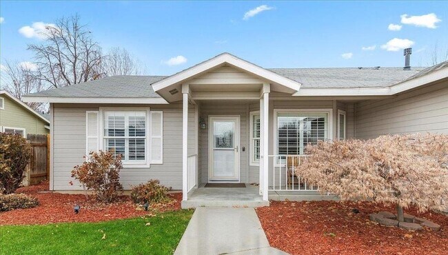 Building Photo - 1020 N Crestley Ave