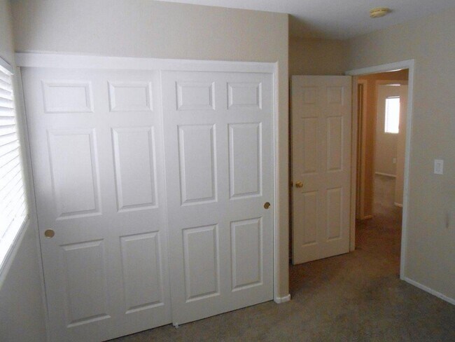 Building Photo - Cute House in the North in Gated Community