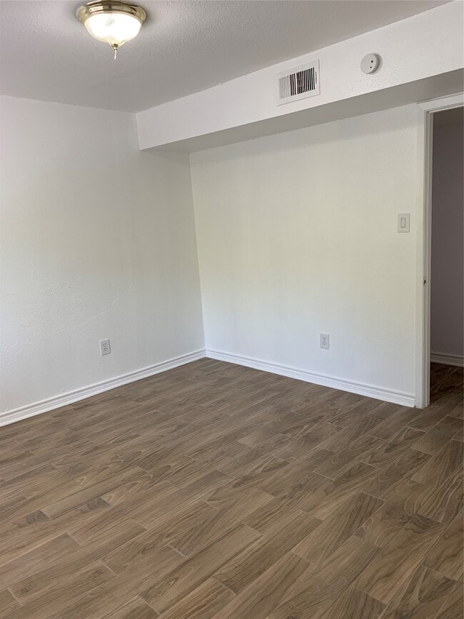 Building Photo - 5625 Antoine Dr