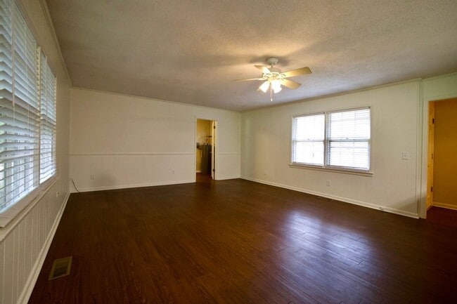 Building Photo - 1030 Cumberland Dr