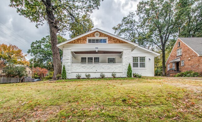 Building Photo - Elegant Midtown Memphis Single-Family Home...