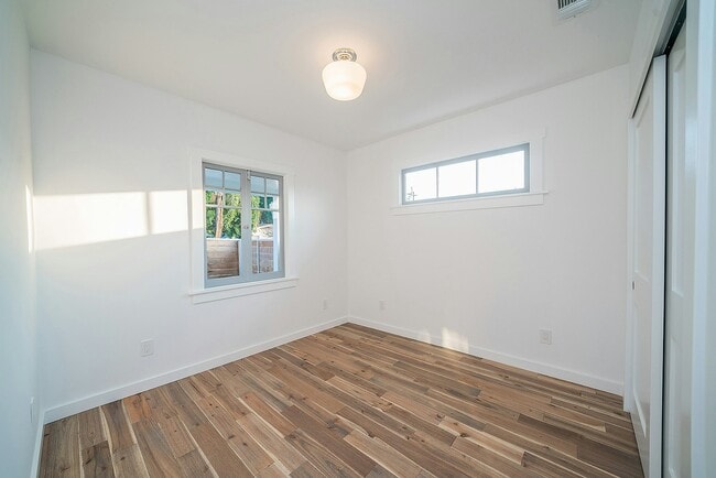 Building Photo - 511 Micheltorena St