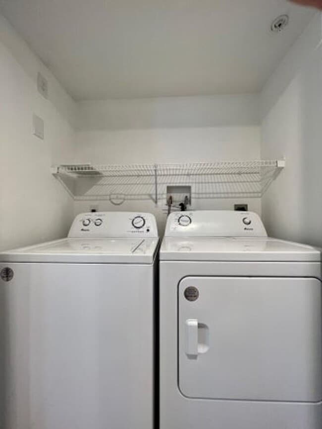 Building Photo - 690 Amador Ln