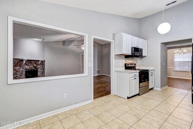 Building Photo - 10460 Roxbury Ln