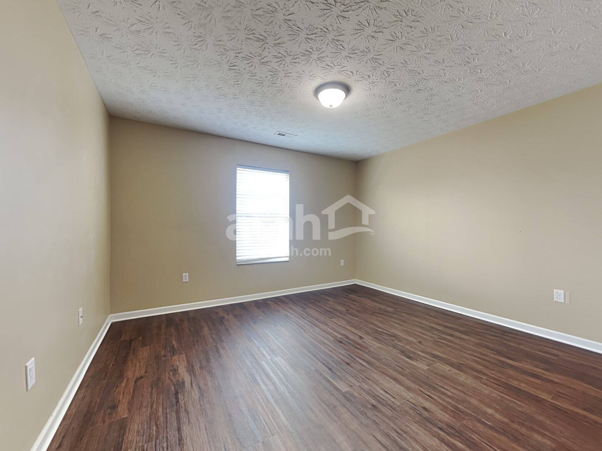 Building Photo - 5263 Summerset Dr