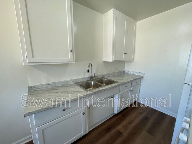 Building Photo - 2030 E Florence Ave